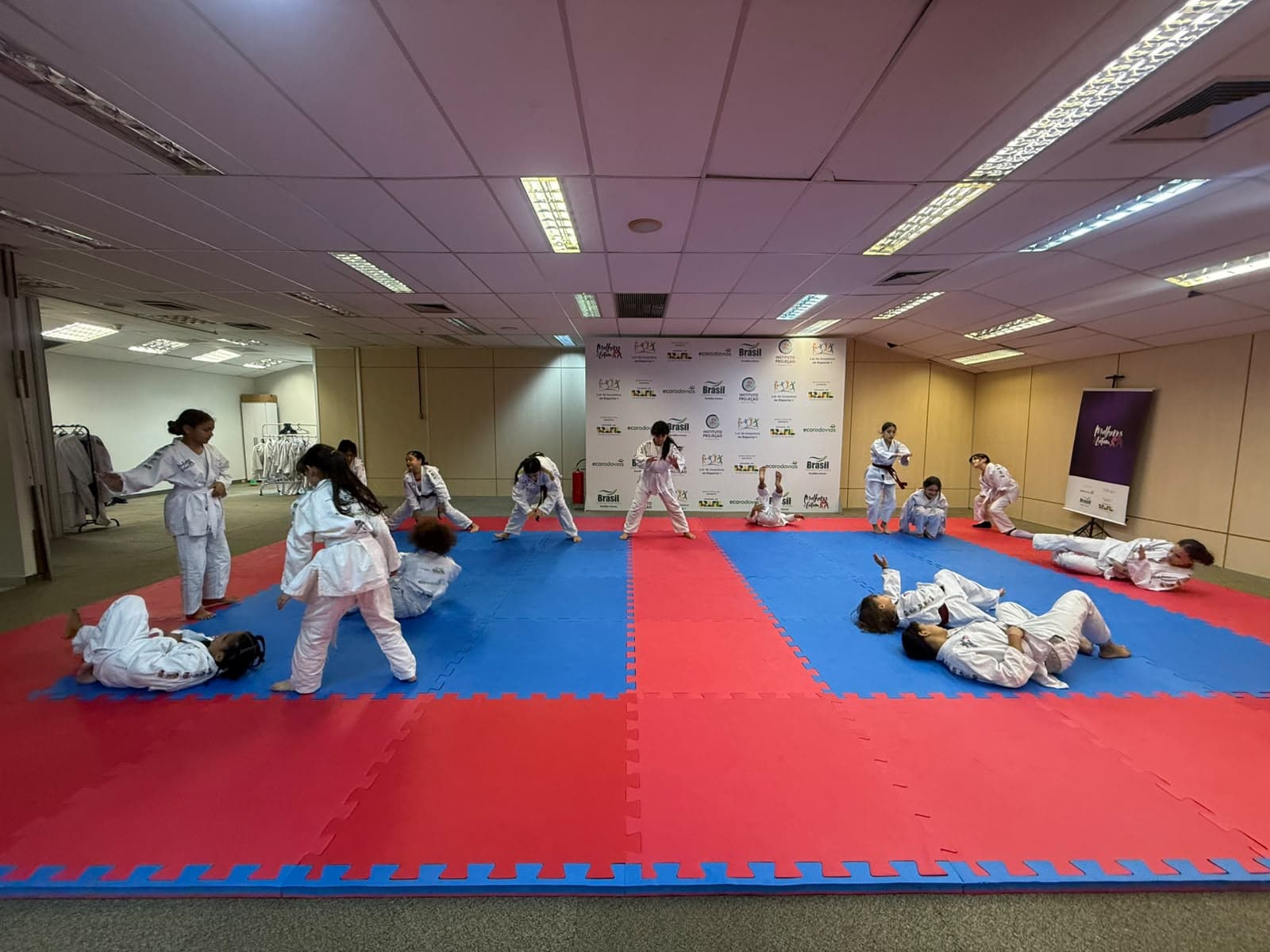 Meninas também precisam ocupar o tatame: esporte ajuda a combater sedentarismo e baixa autoestima